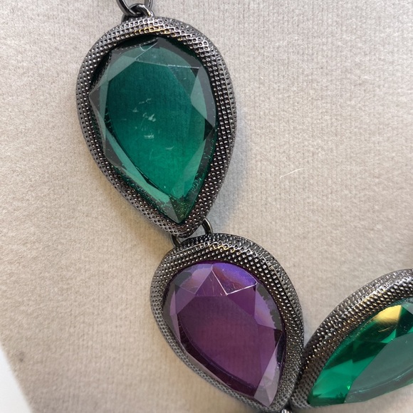 🎁 3 for $15. Liz Claiborne Purple & Green Gun Metal Tone Necklace - Picture 5 of 6